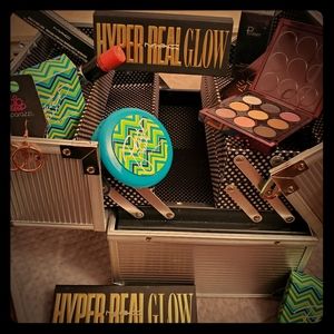 Sold **MAC 9 PIECE SET & MAKEUP CARRIER